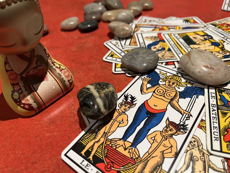 Sur Lyon, art divinatoire réputé comme la lecture des cartes de tarots ou d'oracles