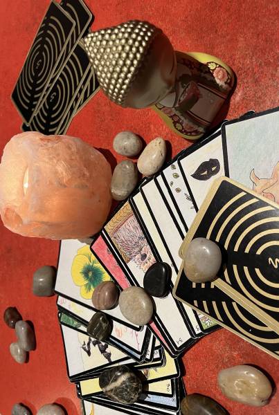 Comprendre le magnétisme des cartes lors d'une consultation de voyance sur Lyon