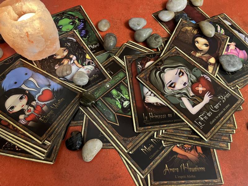 Tirage de cartes sur Lyon avec différents jeux de tarots et d'oracles