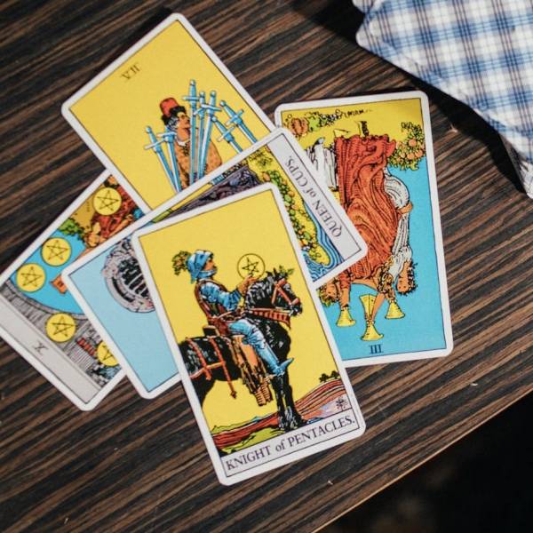 Médium ou voyante ? Voyante sérieuse sur Lyon, je réponds à vos questions.